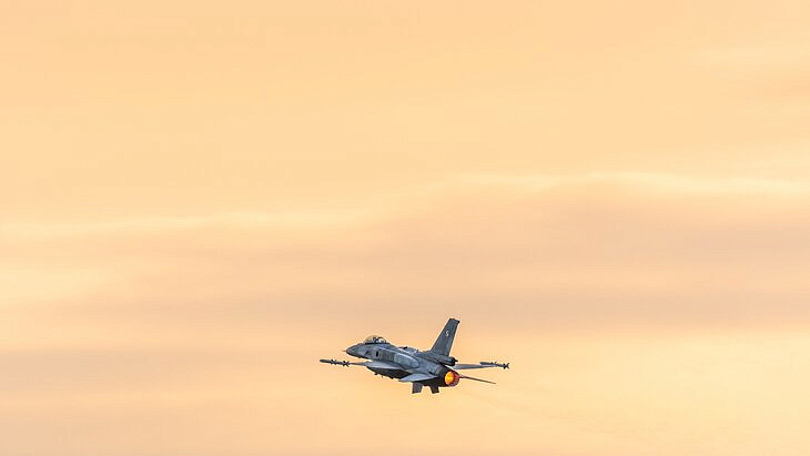  F-16    -  