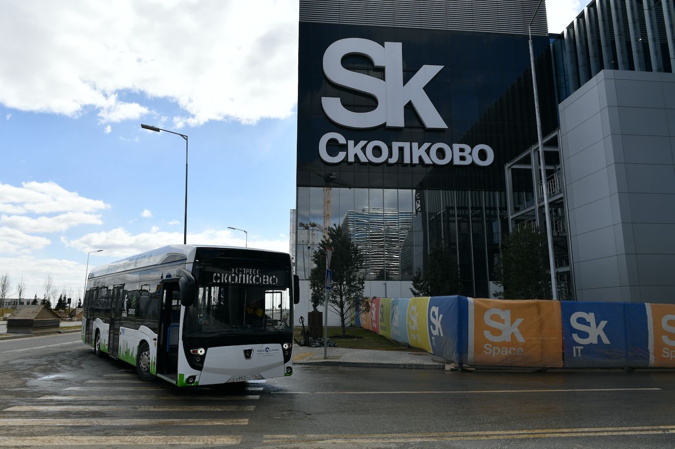 Славянский бульвар сколково. Электробус sk1. Электробус КАМАЗ-6282 Сколково. Инновационный центр КАМАЗ Сколково. КАМАЗ 6282 зарядная станция.