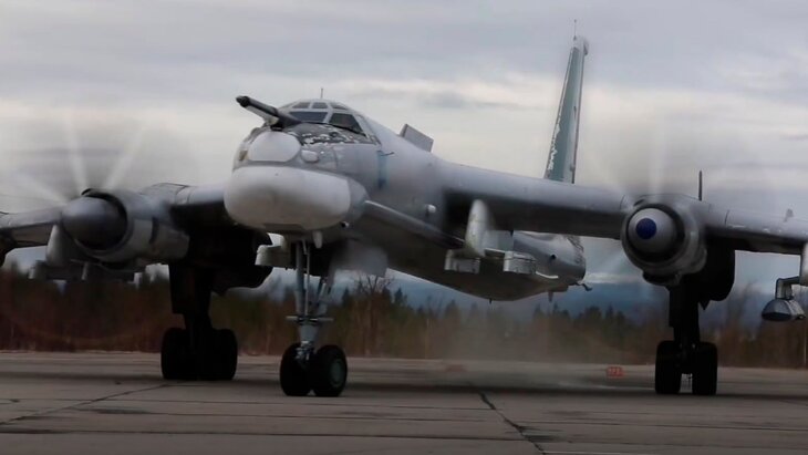 Ракетоносцы Ту-95МС выполнили плановый полет на нейтральными водами Баренцева моря
