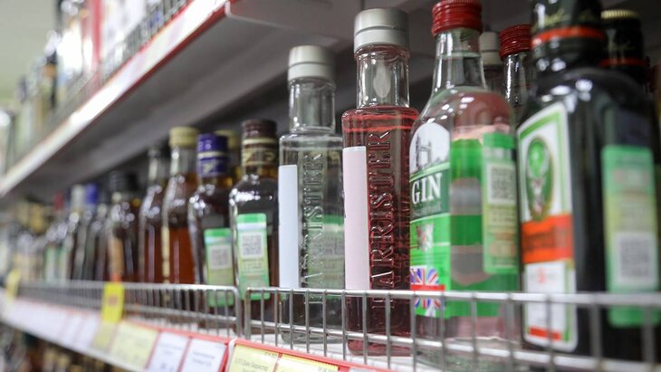 Эксперт рассказал, возможно ли убрать с витрин алкоголь