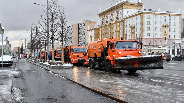 Специалисты продолжают работы по очистке и вывозу снега в Москве