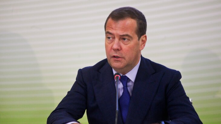 Медведев назвал "пафосной чушью" слова Трампа о победе США во Второй мировой войне
