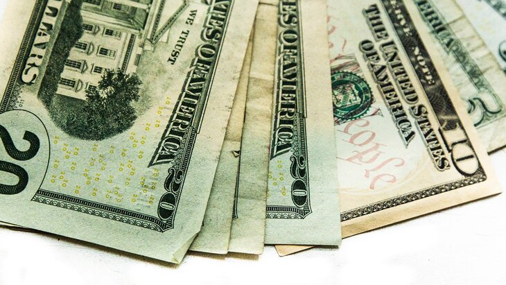 Трое мужчин задержаны за сбыт поддельных 200 тысяч долларов в Москве и других регионах РФ