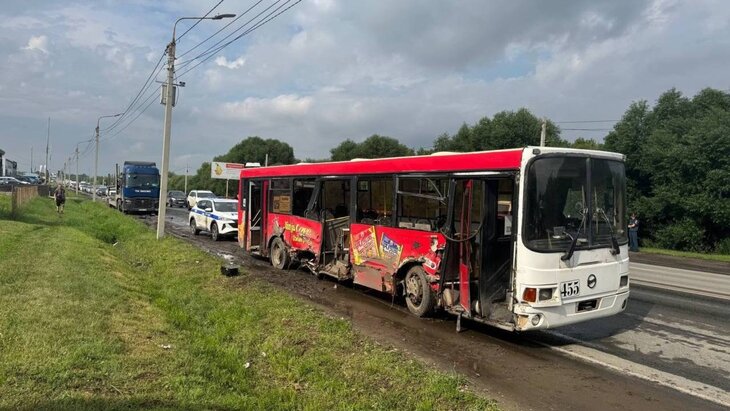 Шесть человек пострадали в ДТП с автобусом и грузовиком в Омске
