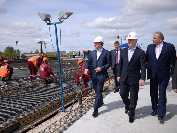 Собянин проинспектировал строительство в­ажного путепровода для инфраструктуры за­пада столицы