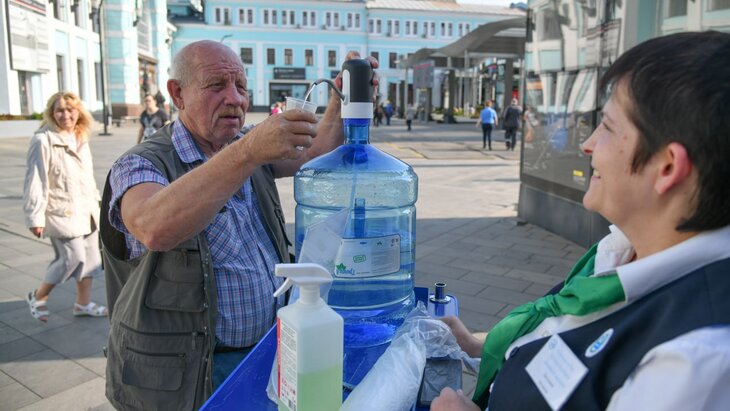 Пассажиры смогут получить бесплатную воду на столичных вокзалах из-за жары