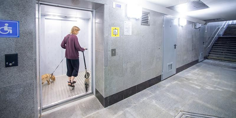 Десять новых лифтов установят в надземных пешеходных переходах Москвы в этом году