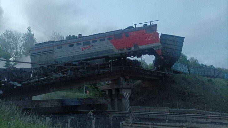 Обрушение моста произошло во время движения локомотива в Курской области