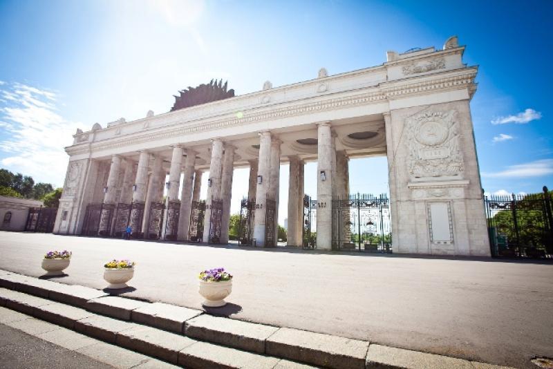 В Москве завершилась реставрация главного входа в Парк Горького с обзорной площадкой на крыше