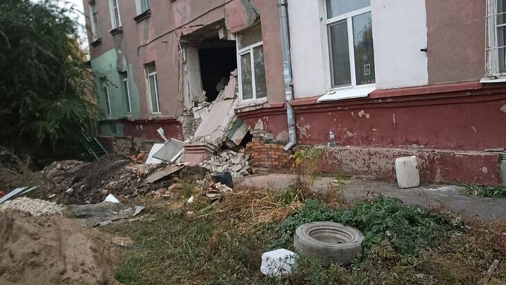 Аварийный дом частично обрушился в Саратове, эвакуированы 18 человек