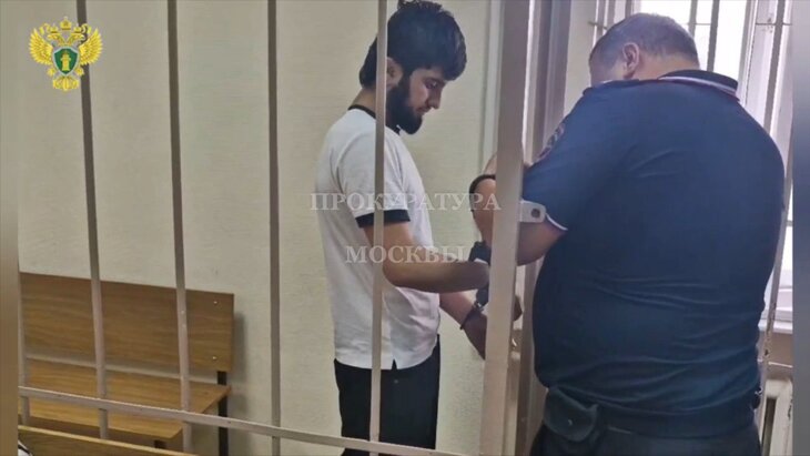 Суд арестовал водителя, сбившего охранника парковки в Москве