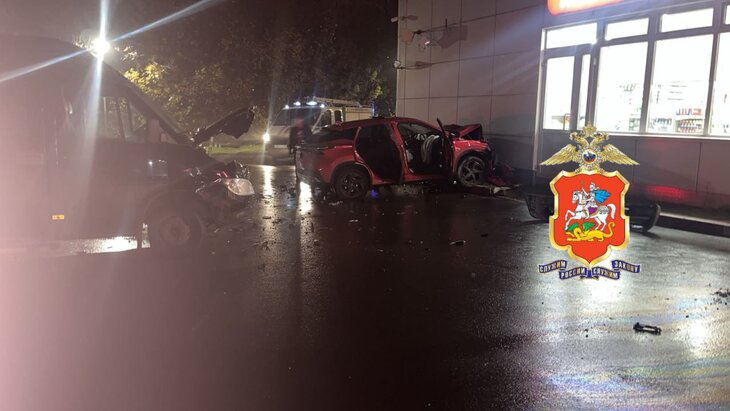 Один человек погиб при столкновении со стеной АЗС в Кашире