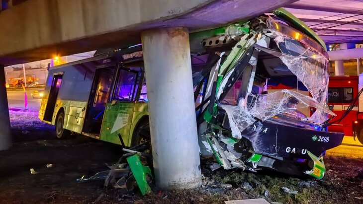 Автобус врезался в опору моста в Челябинске