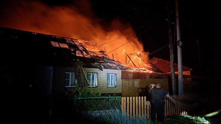 Жилой дом загорелся в результате атаки дронов в Курской области