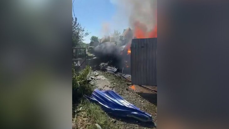 Гражданский летательный аппарат упал на жилой дом в Казани