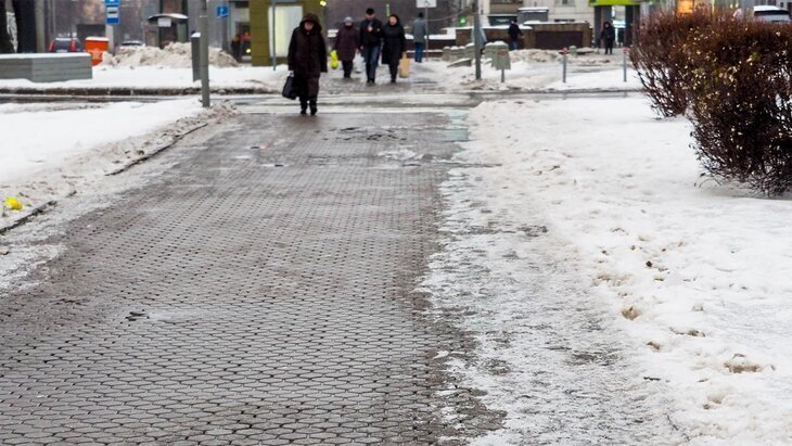 Желтый уровень погодной опасности объявлен в Московском регионе из-за гололедицы