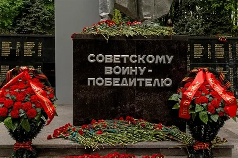 Завершены работы по реставрации памятника и благоустройству сквера в Можайском районе