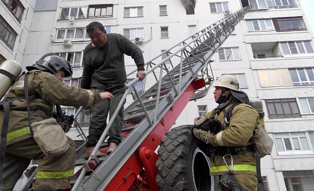 Аварийно спасательная лестница. Спасение людей при пожаре. Пожарная лестница. Пожарные на пожаре. Пожарные спасают по автолестнице.