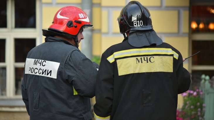 Жителей многоквартирного дома в Санкт-Петербурге эвакуировали из-за провала асфальта