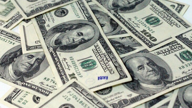 Внебиржевой курс доллара опустился ниже 78 рублей