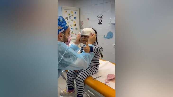 Девочке с "маской Бэтмена" провели новую операцию по удалению родимого пятна