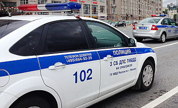 Грузовик опрокинулся на Воробьевском шоссе Грузовик опрокинулся на Воробьевском шоссе