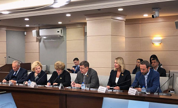 И.Ильичева на заседании комиссии по градостроительству, государственной собственности и землепользованию