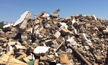 Газон на особо охраняемой природной территории в ЗАО очистили от мусора
