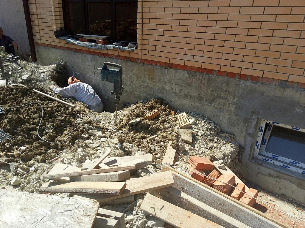 Незаконную пристройку к нежилому зданию демонтировали в Раменках Незаконную пристройку к нежилому зданию демонтировали в Раменках