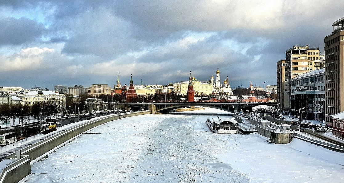 Спасатели эвакуировали пьяную женщину со льда Москвы-реки
