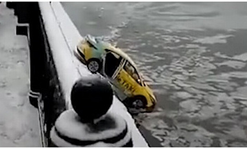 Такси упало в реку с Бережковской набережной