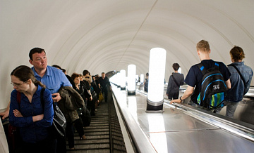В метро появились экраны с правилами размещения людей на эскалаторах