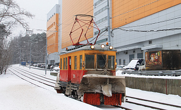В столице взялся за работу новый трамвай-снегоочиститель