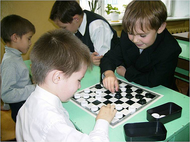 Ребята играли в шашки. Шашки для детей. Турнир по шашкам для детей. Турнир по шашкам в школе. Турнир по шашкам в детском саду.